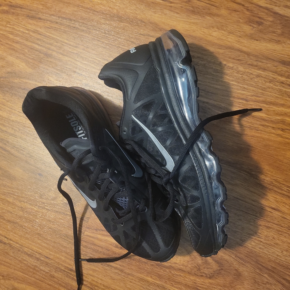NIKE GYM SHOES